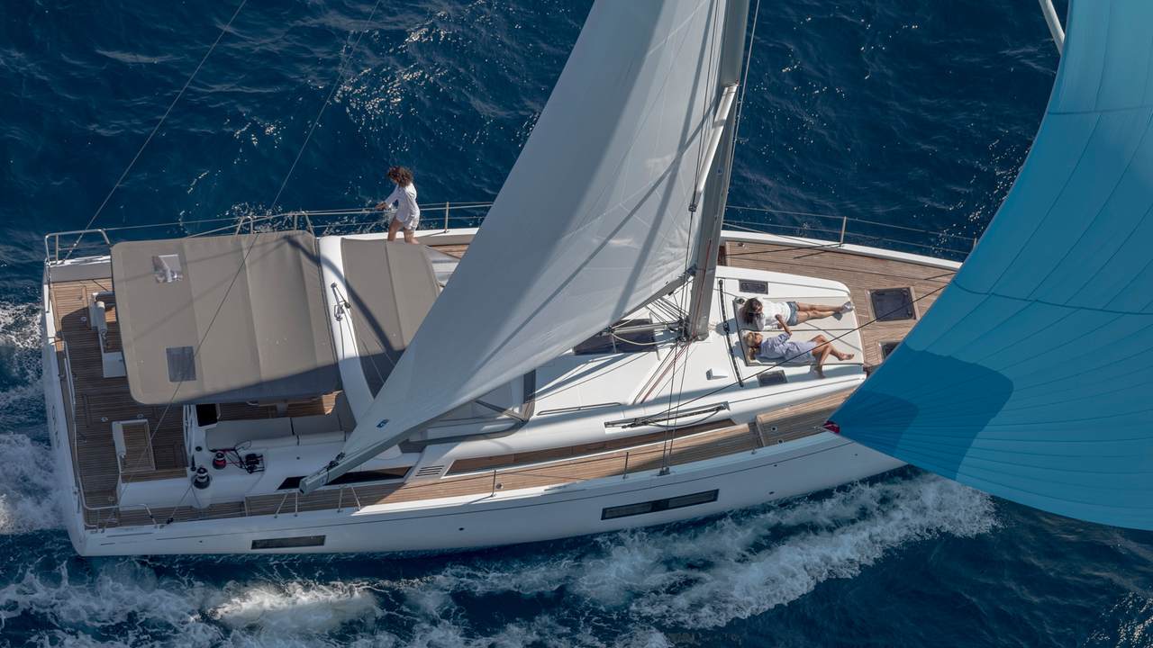 Oceanis Yacht 54 von oben gesehen während der Navigation