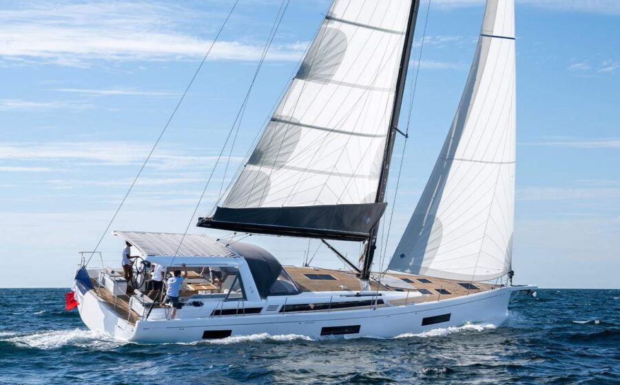 Oceanis Yacht 60 visto da popa na navega&ccedil;&atilde;o