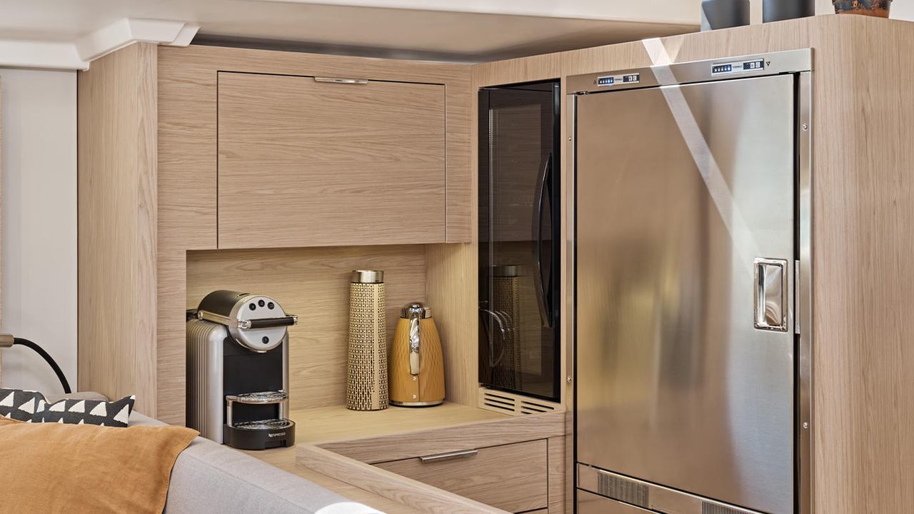 Cucina centrale dell’Oceanis Yacht 60