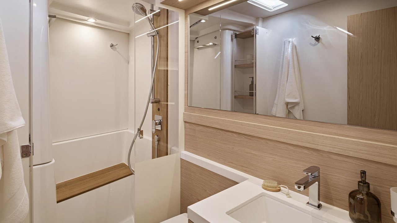 Bagno dell’Oceanis Yacht 60