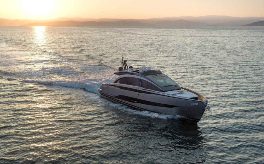 Pershing GTX70 na navega&ccedil;&atilde;o ao p&ocirc;r do sol