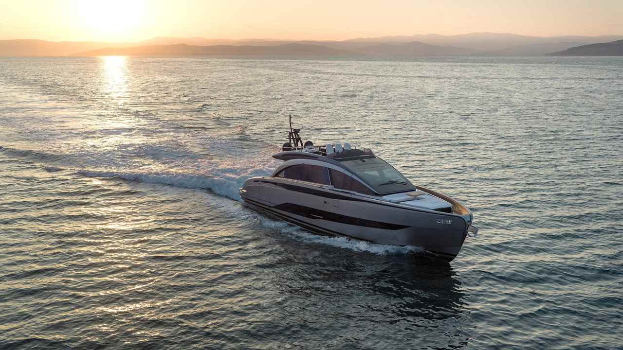 Pershing GTX70 in navigazione al tramonto