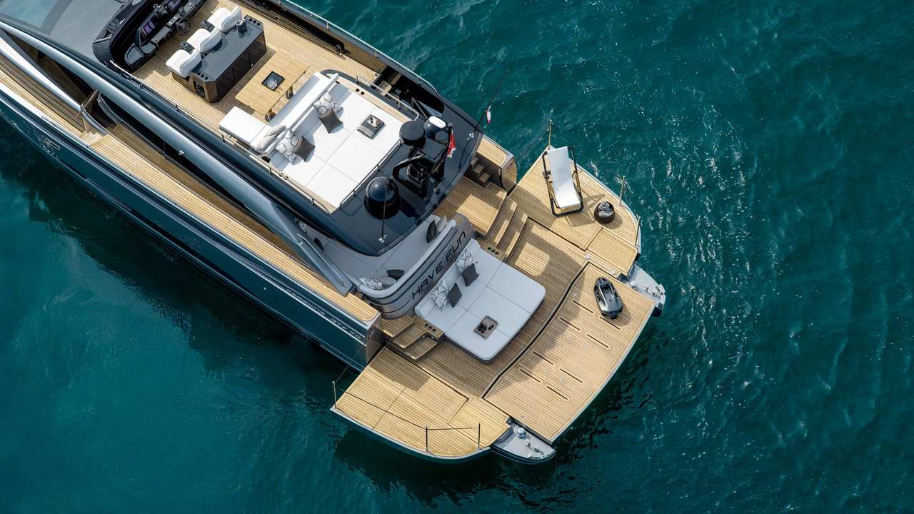 Pershing GTX70 visto dall’alto con terrazze aperte