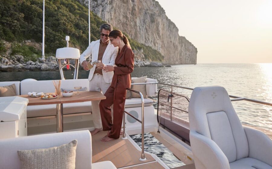 Flybridge del Prestige F4.9 con tavolo e cucina