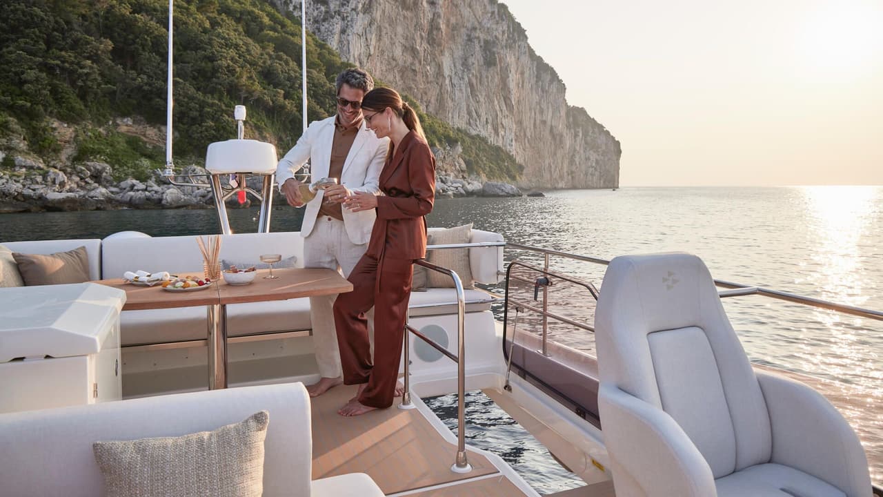 Flybridge del Prestige F4.9 avec table et cuisine