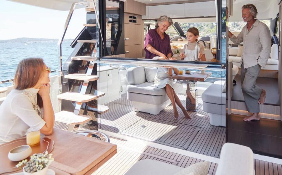 Scala di accesso al flybridge del Prestige F5.7