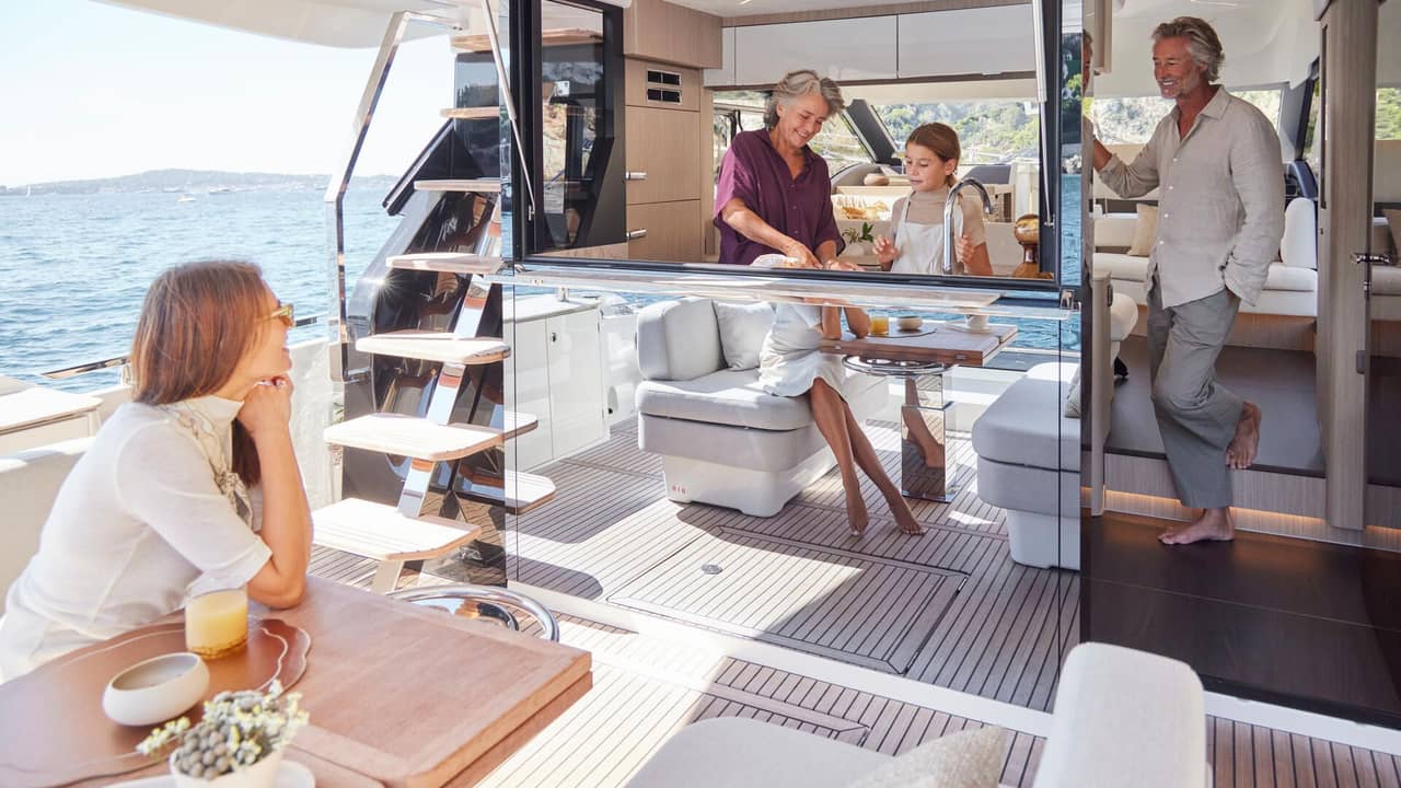 Scala di accesso al flybridge del Prestige F5.7