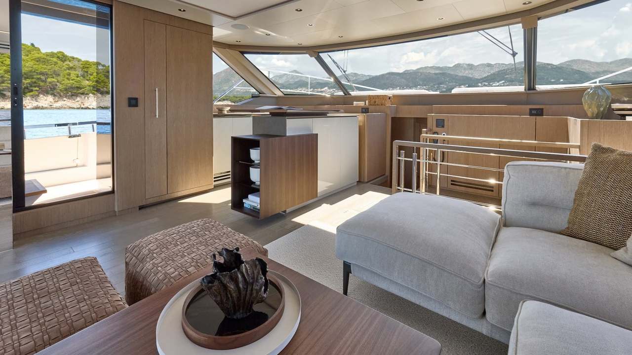 Salone del Prestige M7 aperto sulla poppa