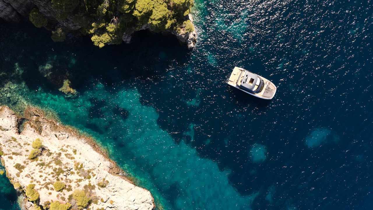 Prestige M7 visto dall'alto in rada