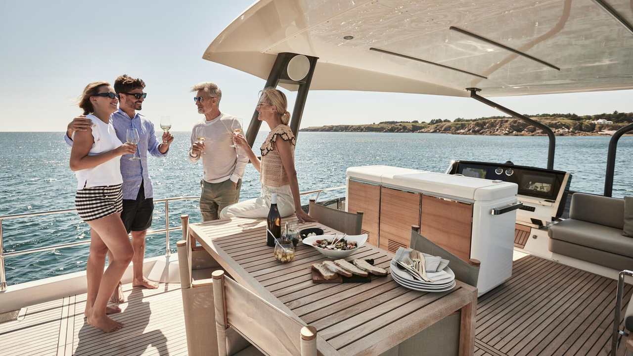 Salle &agrave; manger sur la passerelle de PRESTIGE X60