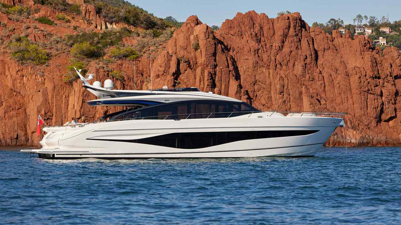 Princess S80 in navigazione vista laterale