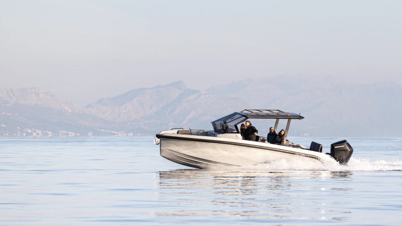 RAND Roamer 29 in navigazione con fuoribordo