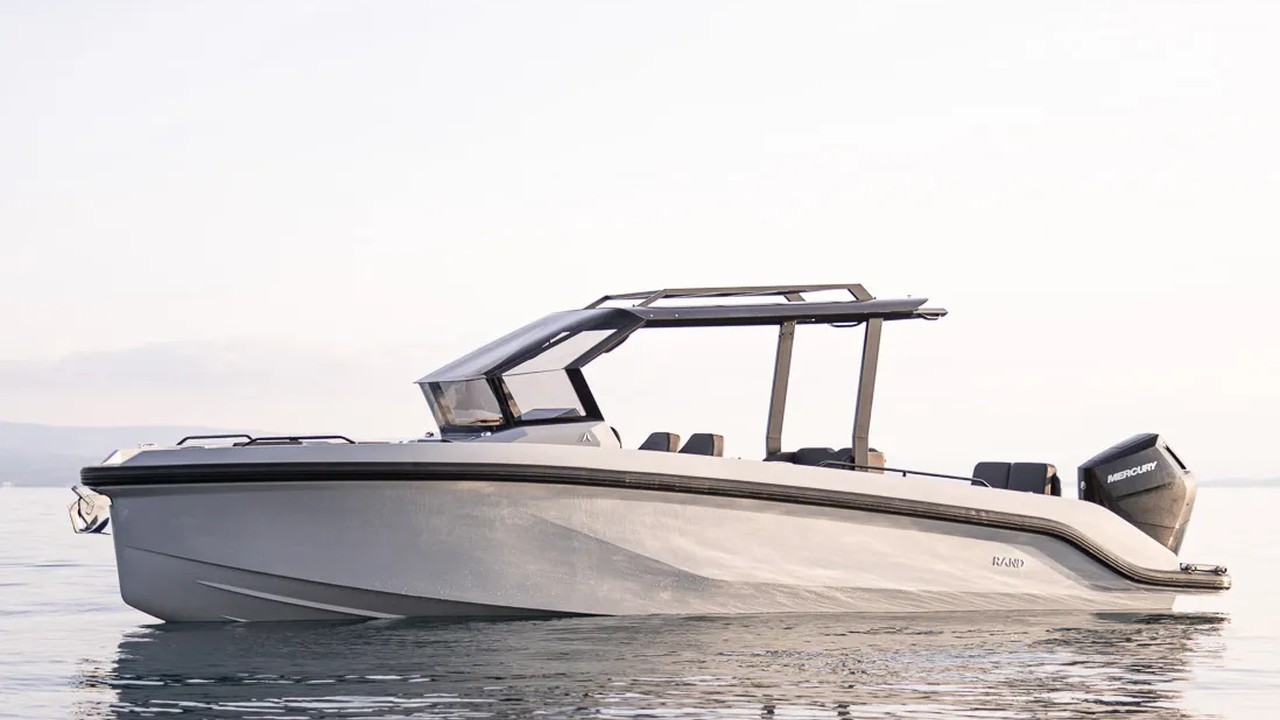 RAND Roamer 29 fuoribordo visto di fiancata