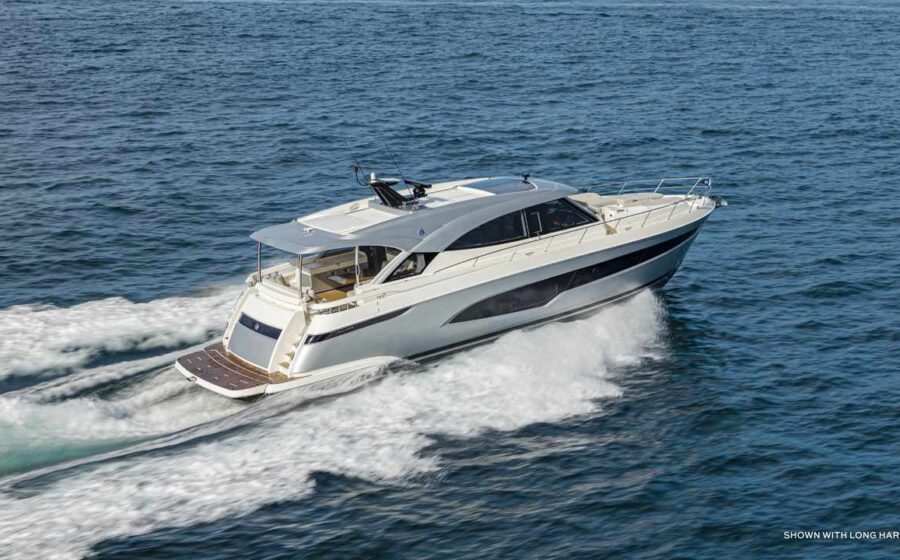 Riviera 6200 Sport Yacht in navigazione