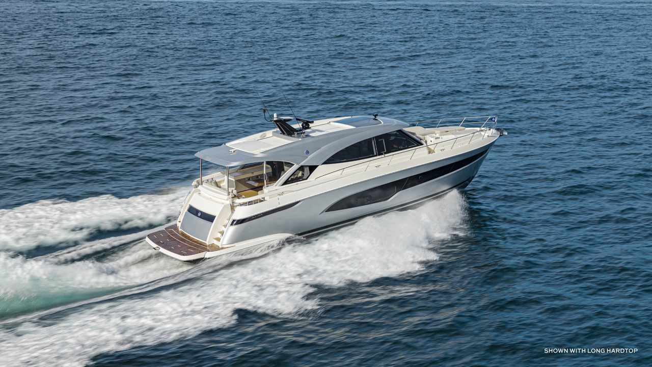 Riviera 6200 Sport Yacht in navigation