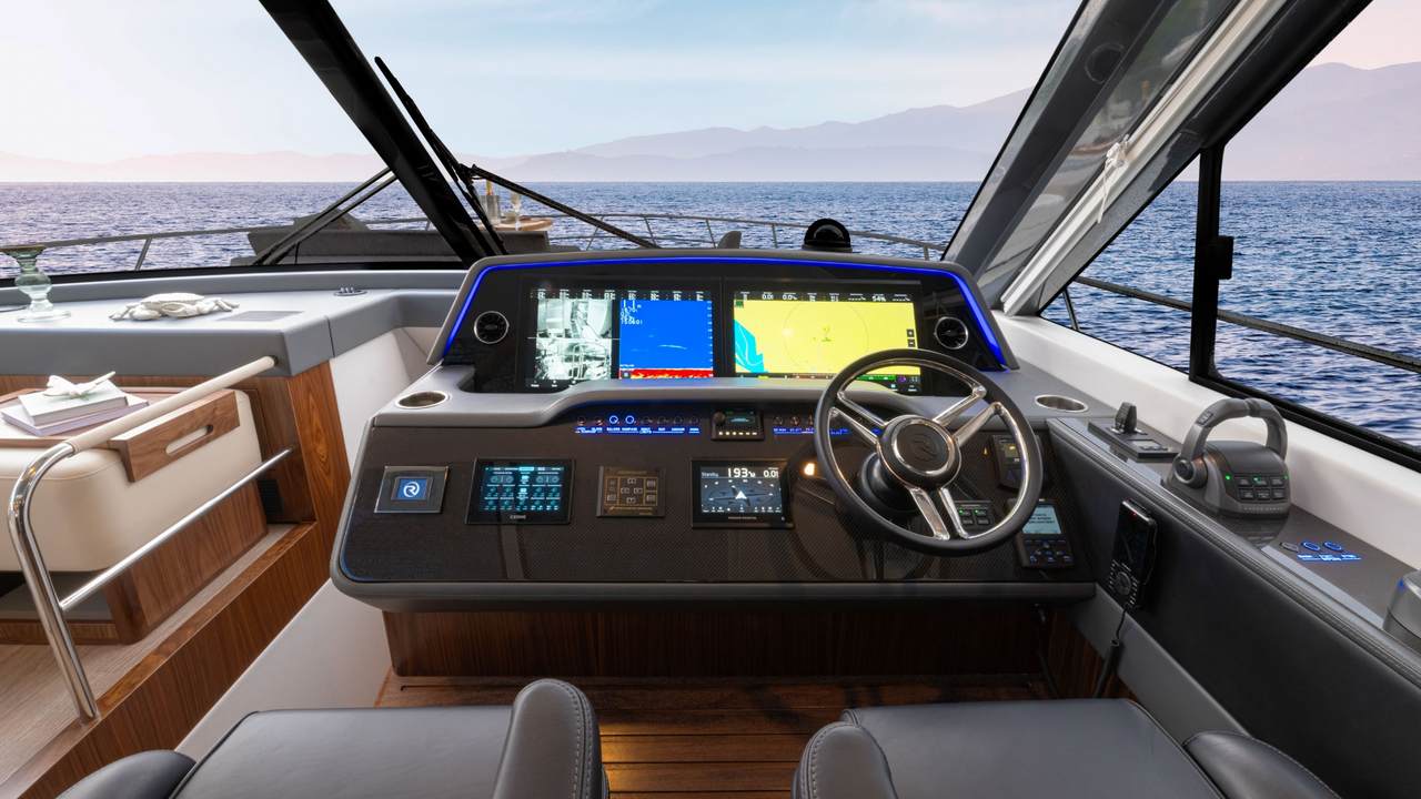 Plancia del Riviera 6200 Sport Yacht