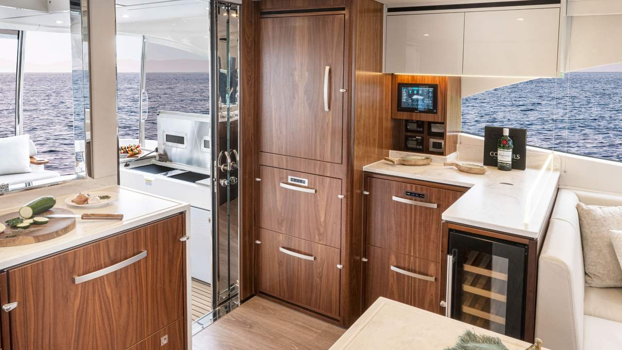 Wet bar Riviera 6200 Sport Yacht