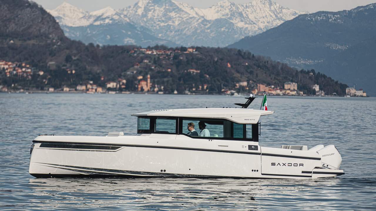 Saxdor 320 GTC naviguant sur le lac