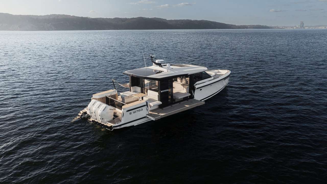 Saxdor 460 GTC visto da popa à âncora