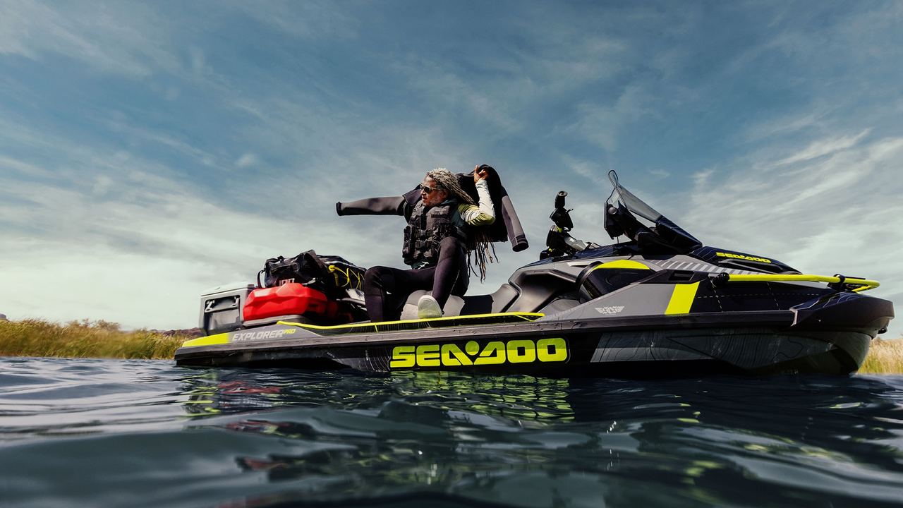 Sea-Doo Explorer Pro in sosta durante un’uscita