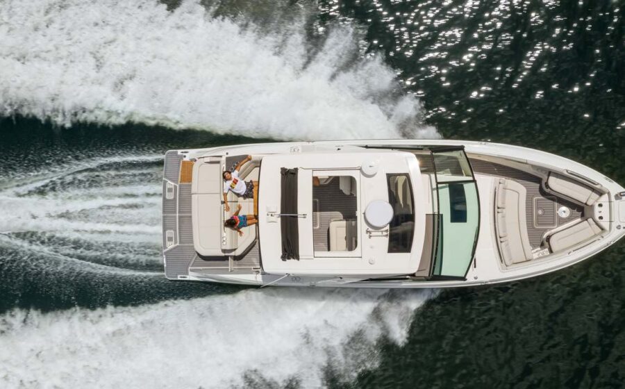 Sea Ray SLX 400 visto dall'alto in navigazione