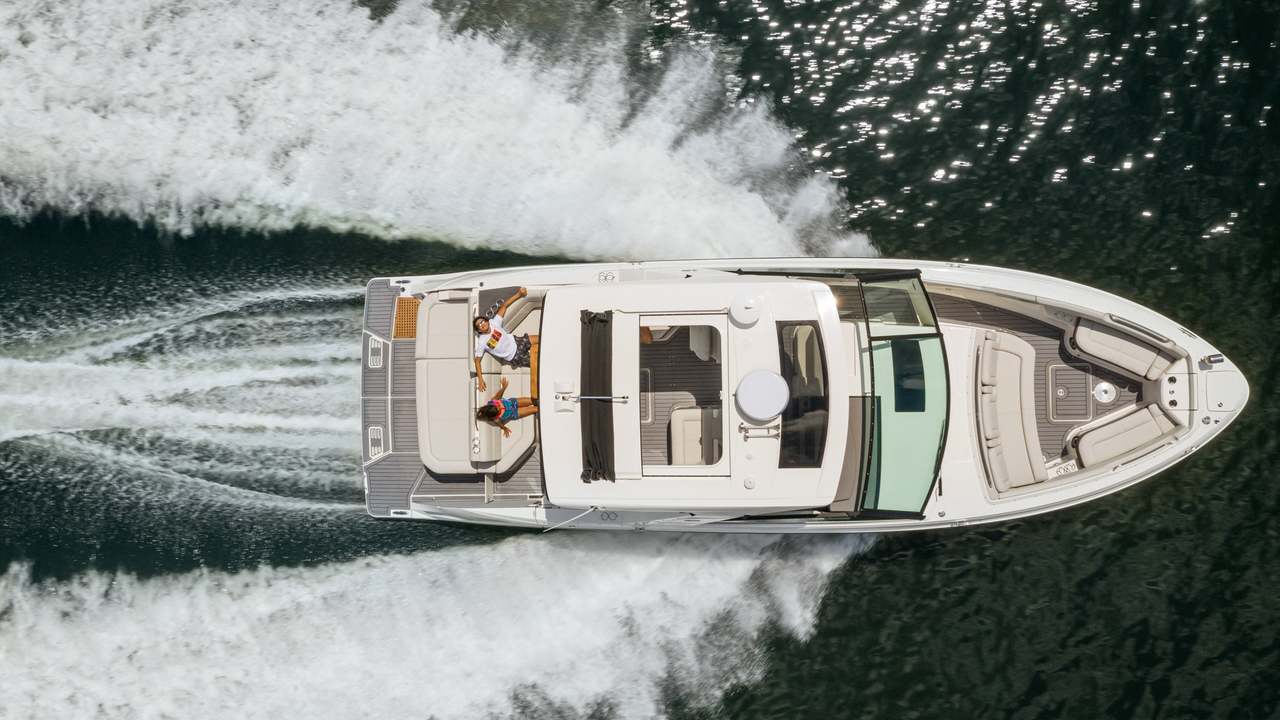 Sea Ray SLX 400 visto de cima em navega&ccedil;&atilde;o