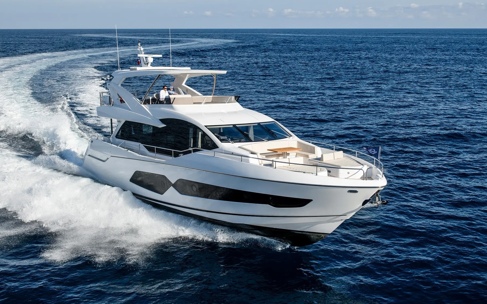 Sunseeker 76 Yacht: flybridge da 32 nodi con beach club e quattro cabine — fotografia 5