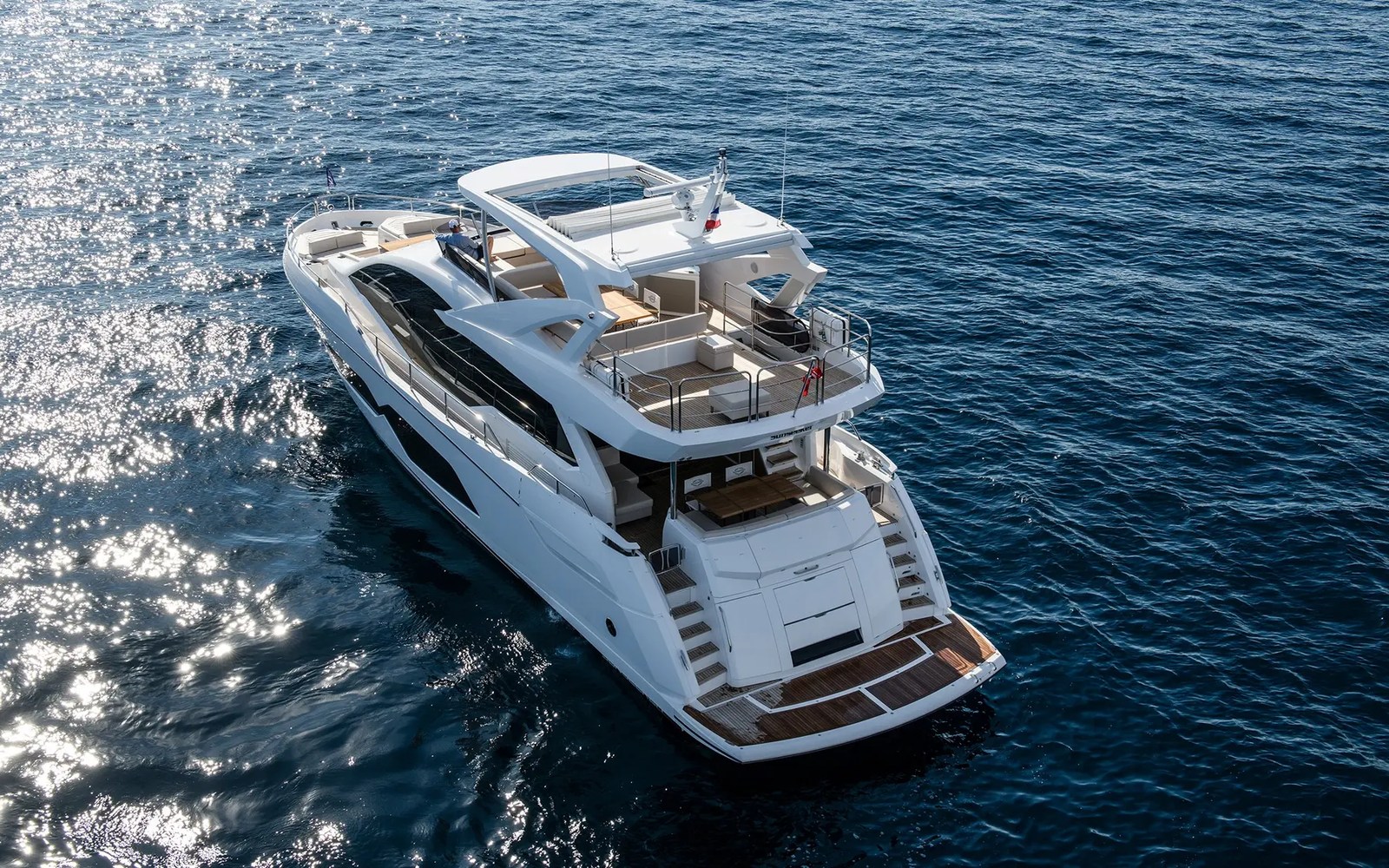 Sunseeker 76 Yacht: flybridge da 32 nodi con beach club e quattro cabine — fotografia 6