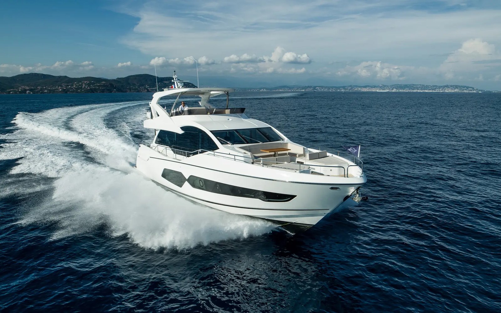 Sunseeker 76 Yacht: flybridge da 32 nodi con beach club e quattro cabine — fotografia 9