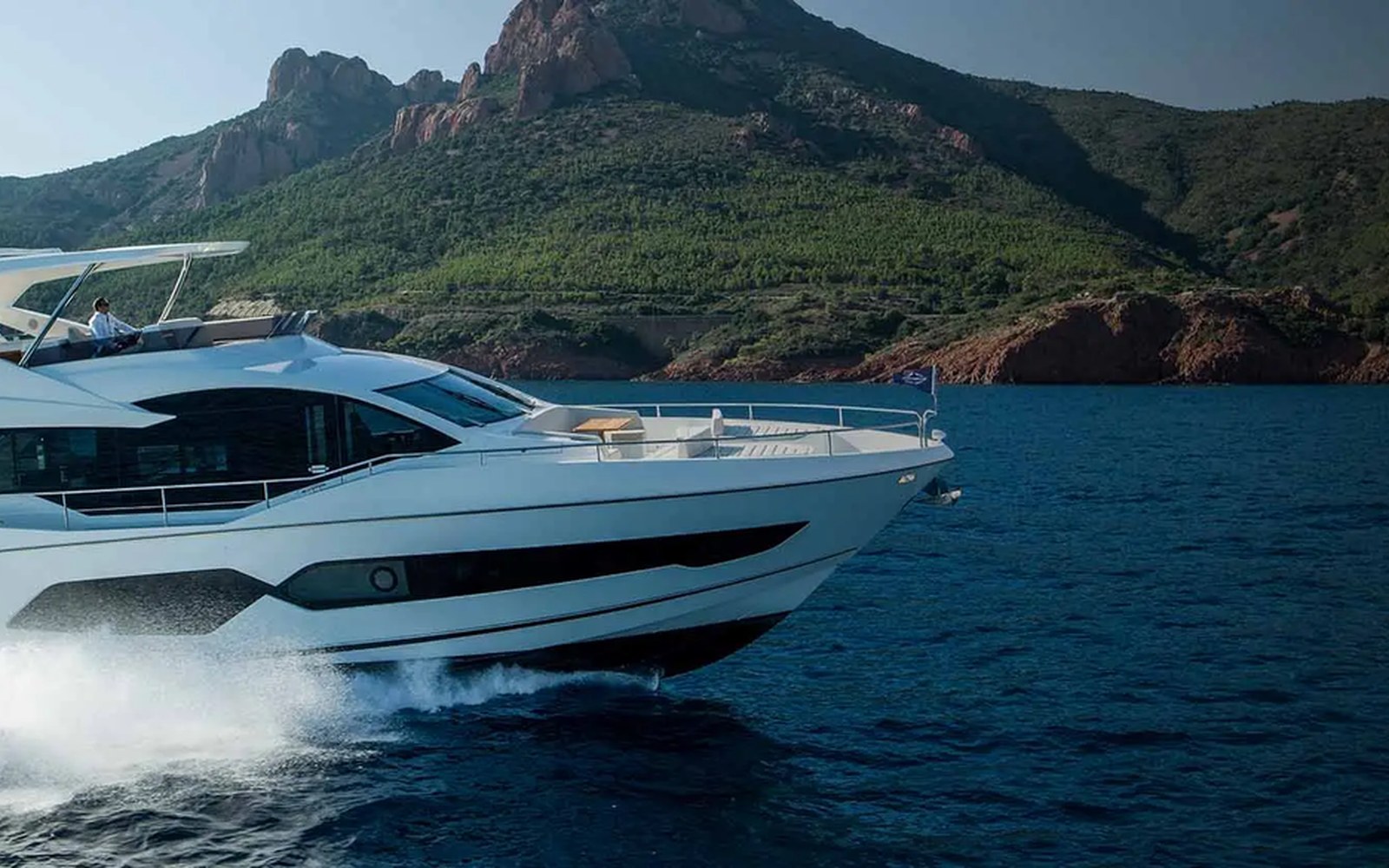 Sunseeker 76 Yacht: flybridge da 32 nodi con beach club e quattro cabine — dettaglio 1