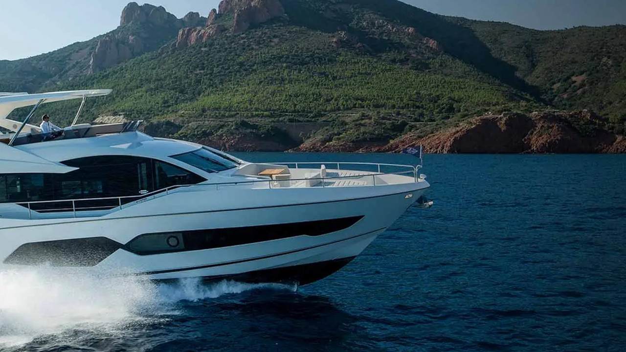 Sunseeker 76 Yacht: 32 noeuds flybridge avec club de plage et quatre cabines — photo 1