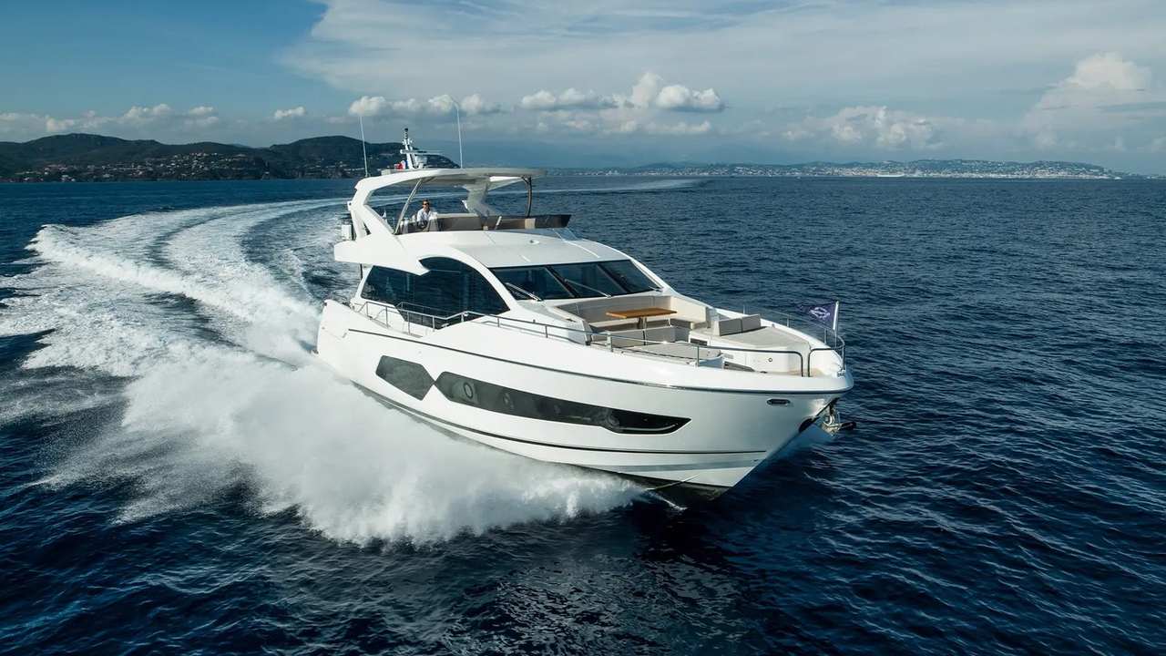 Sunseeker 76 Yacht: 32 noeuds flybridge avec club de plage et quatre cabines — photo 9