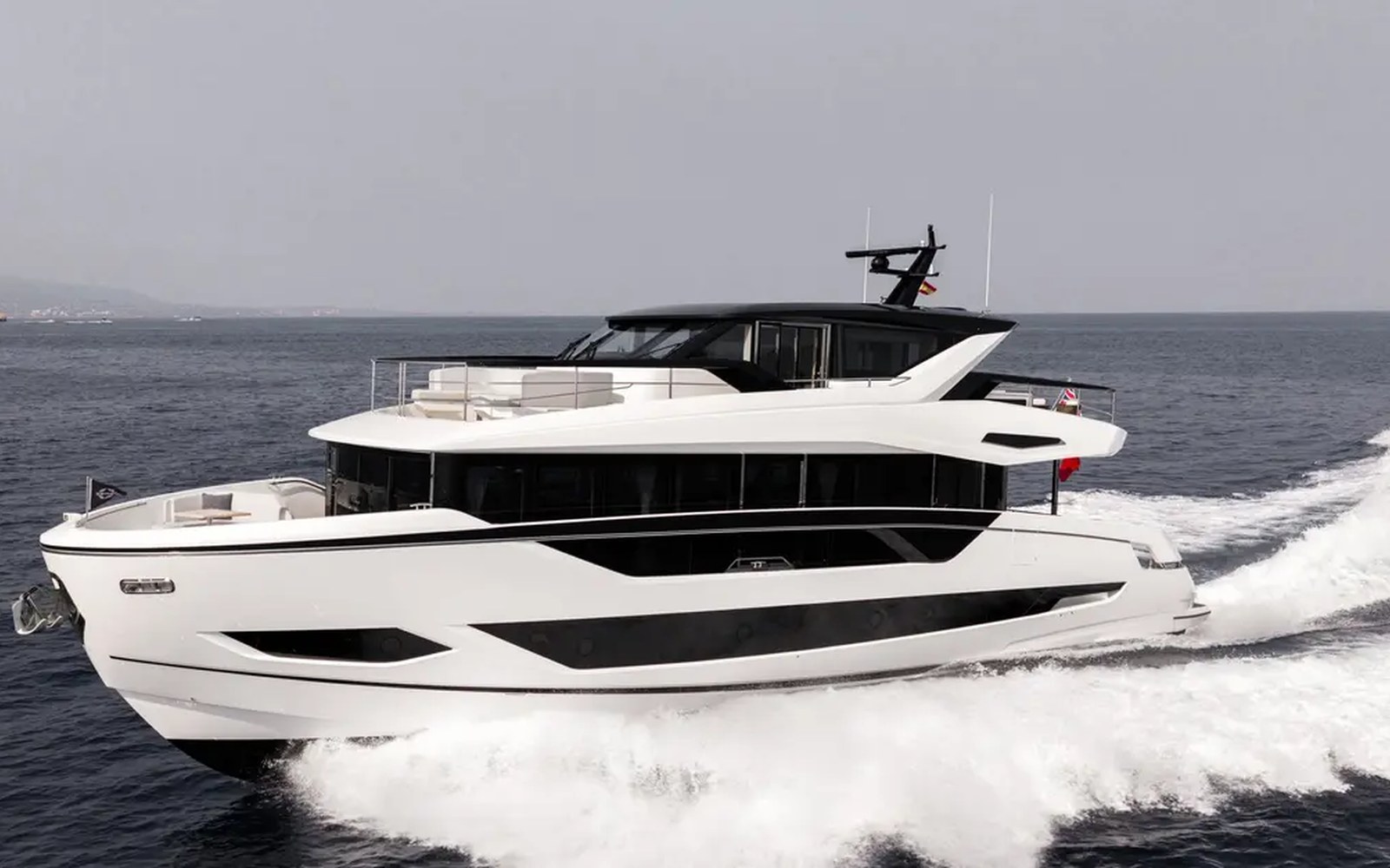 Sunseeker 82 Ocean Enclosed: 900 miglia e volumi da superyacht in 25 metri — dettaglio 1