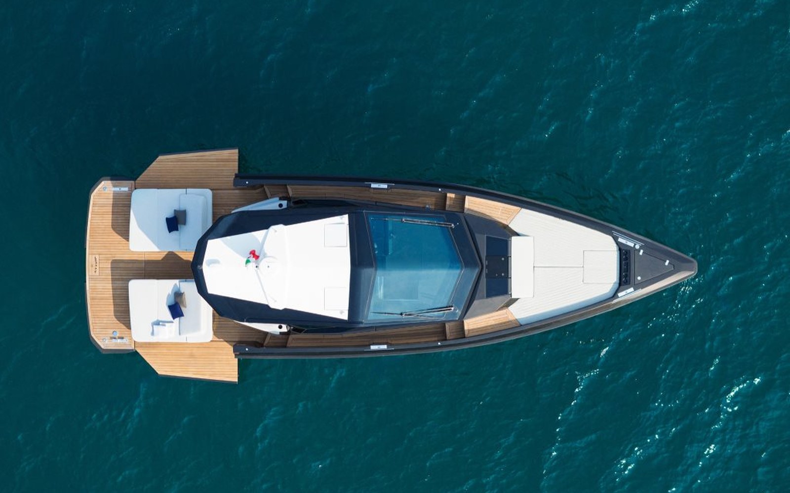 Wallypower50: day cruiser da 36 nodi con IPS o quattro fuoribordo: layout e vita a bordo