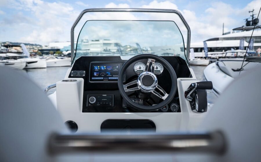 Garmin driving station of Zodiac Medline 7.5 GT