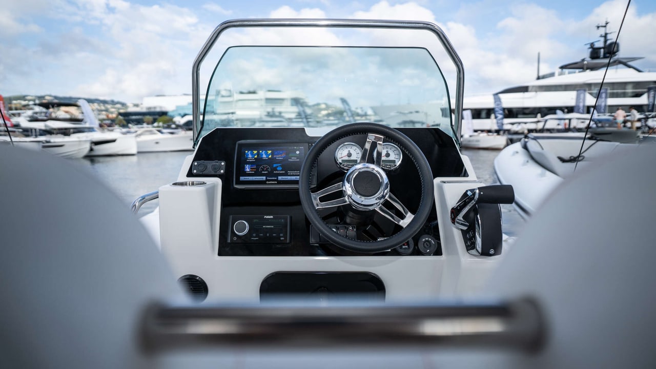Posto di guida Garmin dello Zodiac Medline 7.5 GT