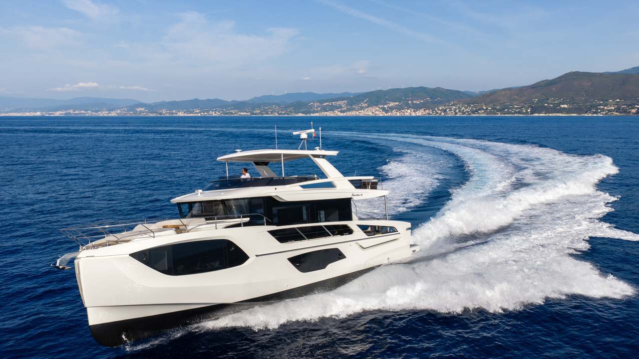 Absolue Navetta 66 en vue de l'arc de navigation