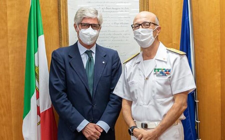Ufficiale della Guardia Costiera con rappresentante istituzionale