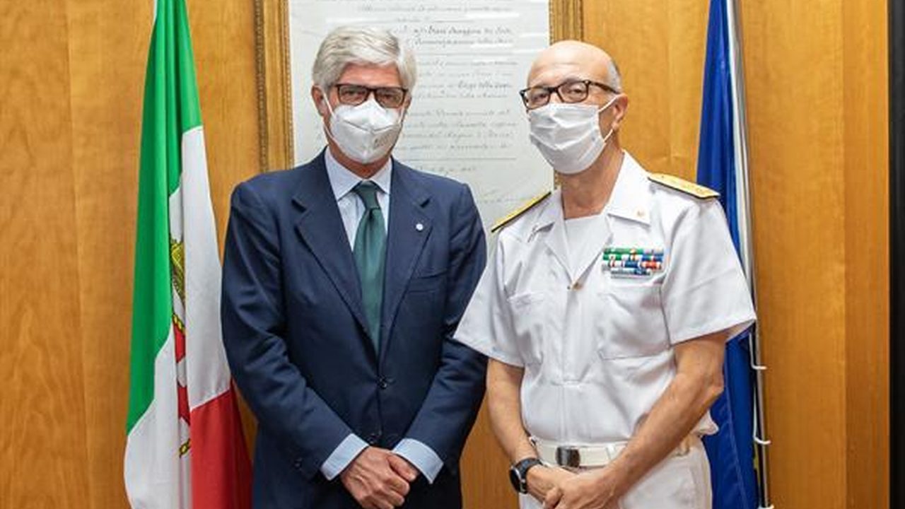 Ufficiale della Guardia Costiera con rappresentante istituzionale