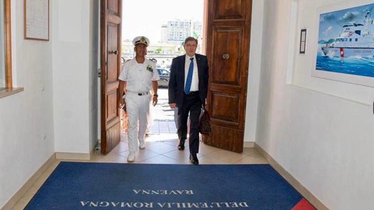 Ingresso di una sede della Guardia Costiera