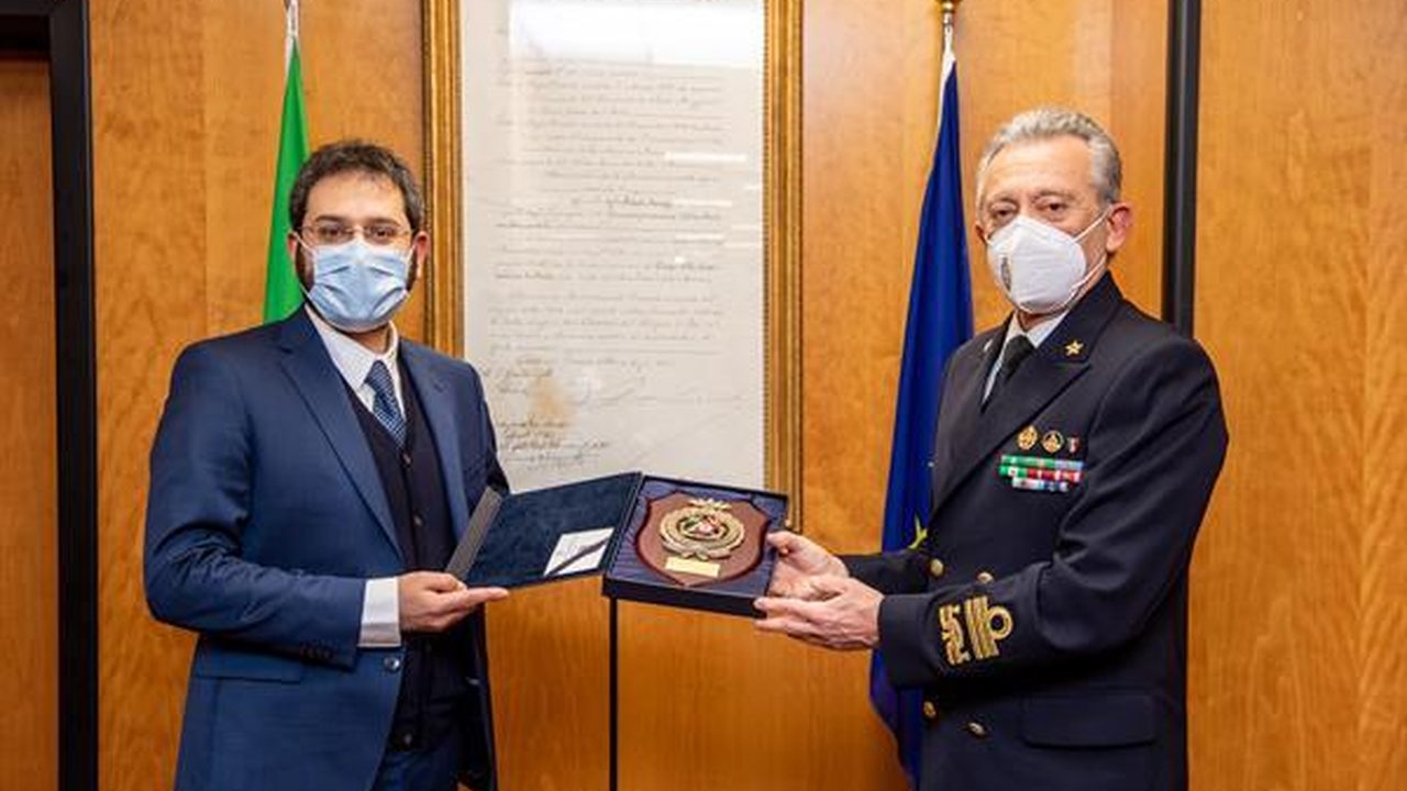 Consegna di un riconoscimento marittimo