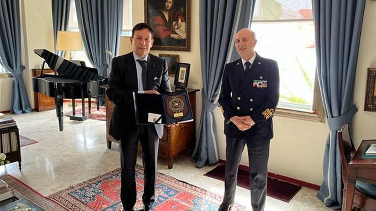 Cerimonia con autorità e personale in uniforme