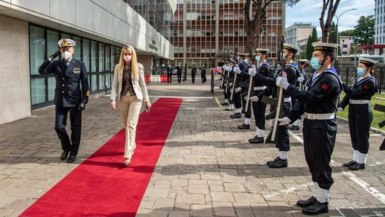 Picchetto d'onore della Guardia Costiera