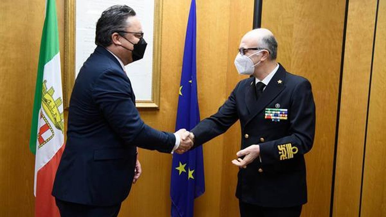 Rappresentanti istituzionali in una sede marittima