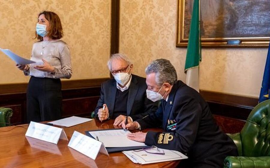 Delegazione internazionale riunita in una sala