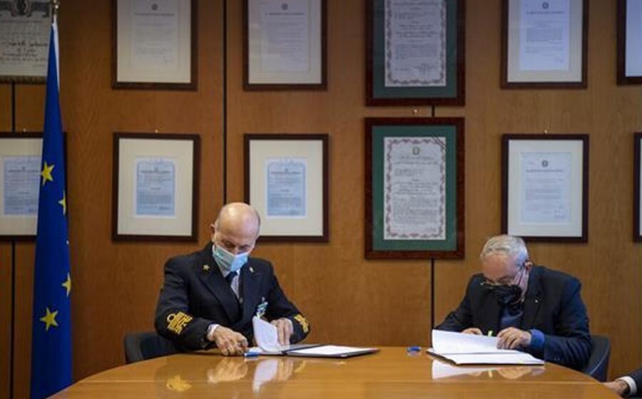 Firma di un accordo in una sede della Guardia Costiera