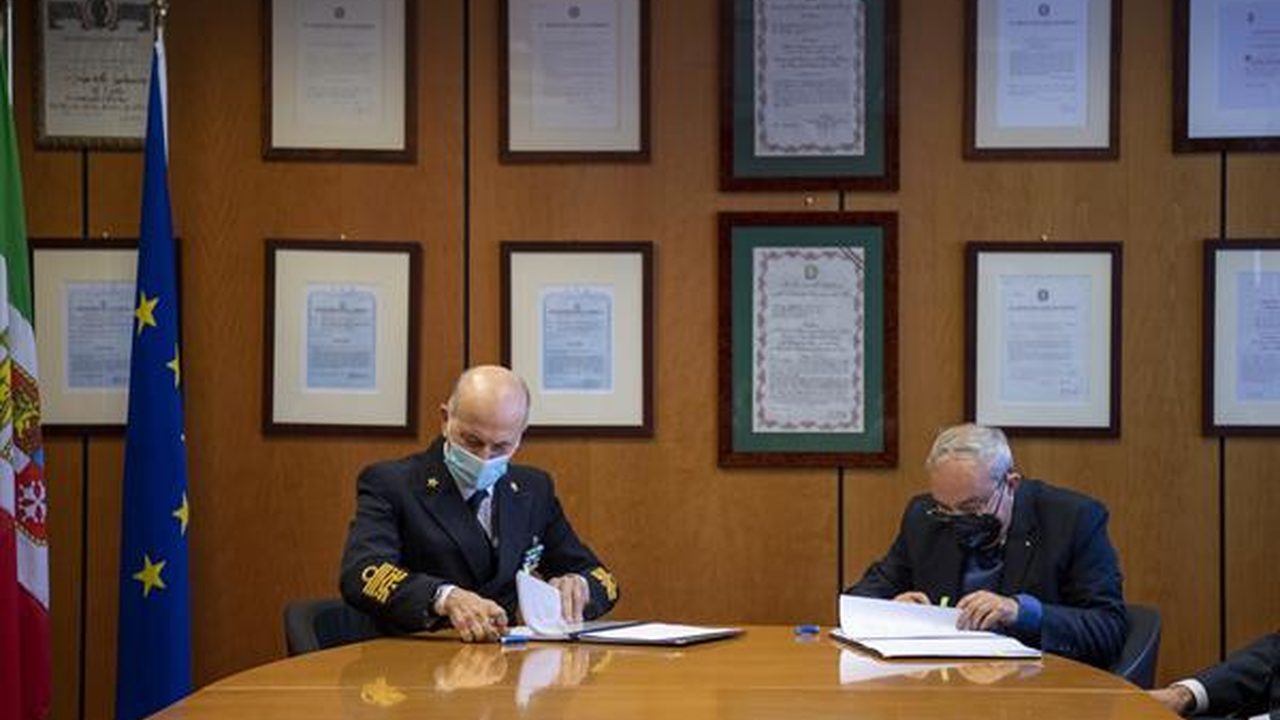 Firma di un accordo in una sede della Guardia Costiera