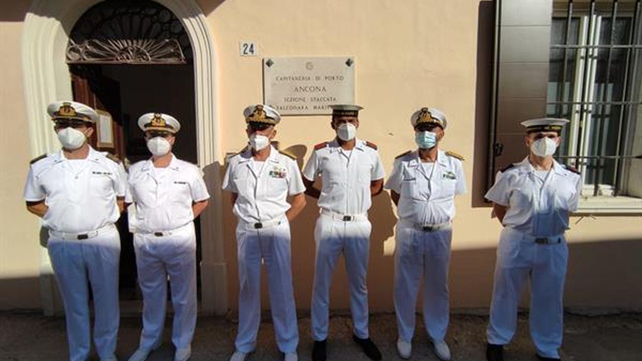 Personale schierato davanti a una sede marittima