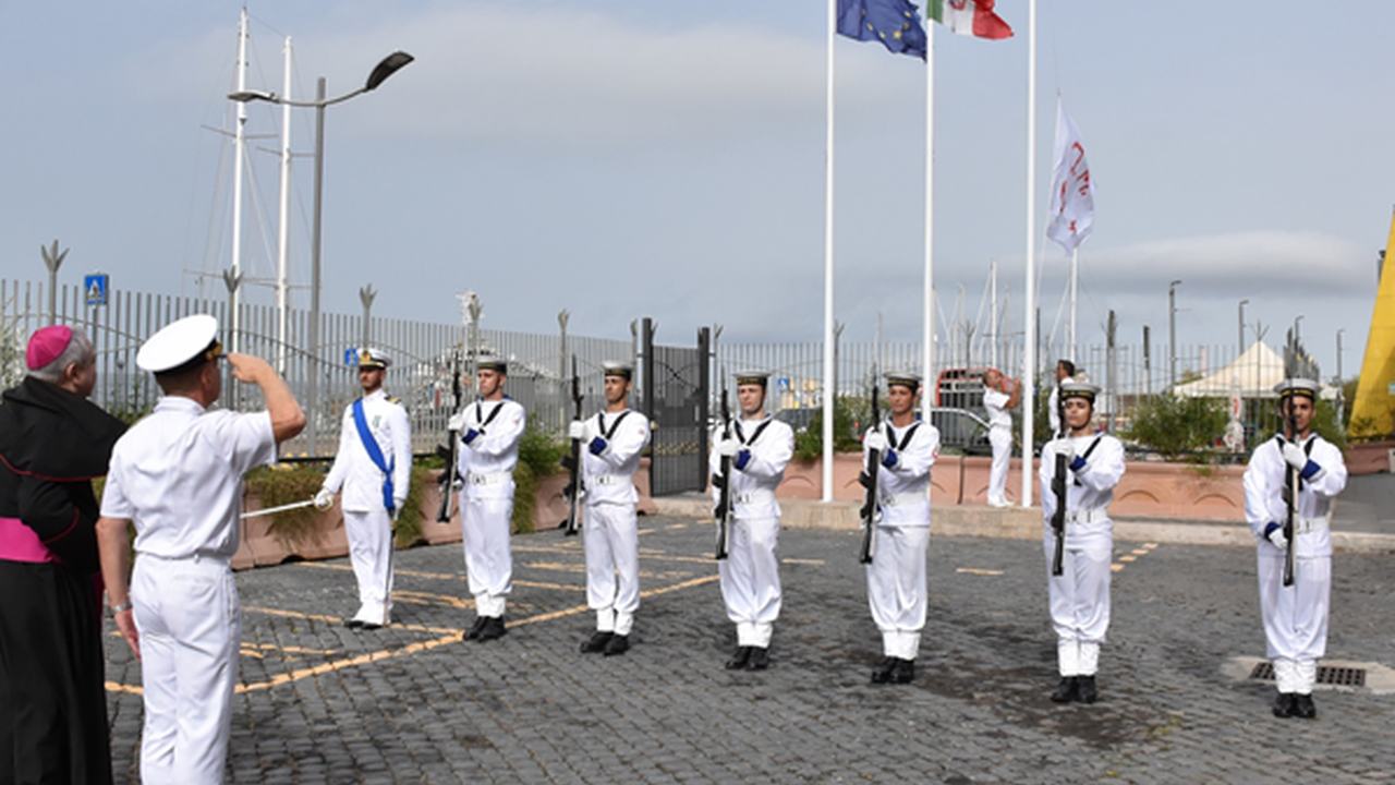 Cerimonia all'aperto con operatori della Guardia Costiera