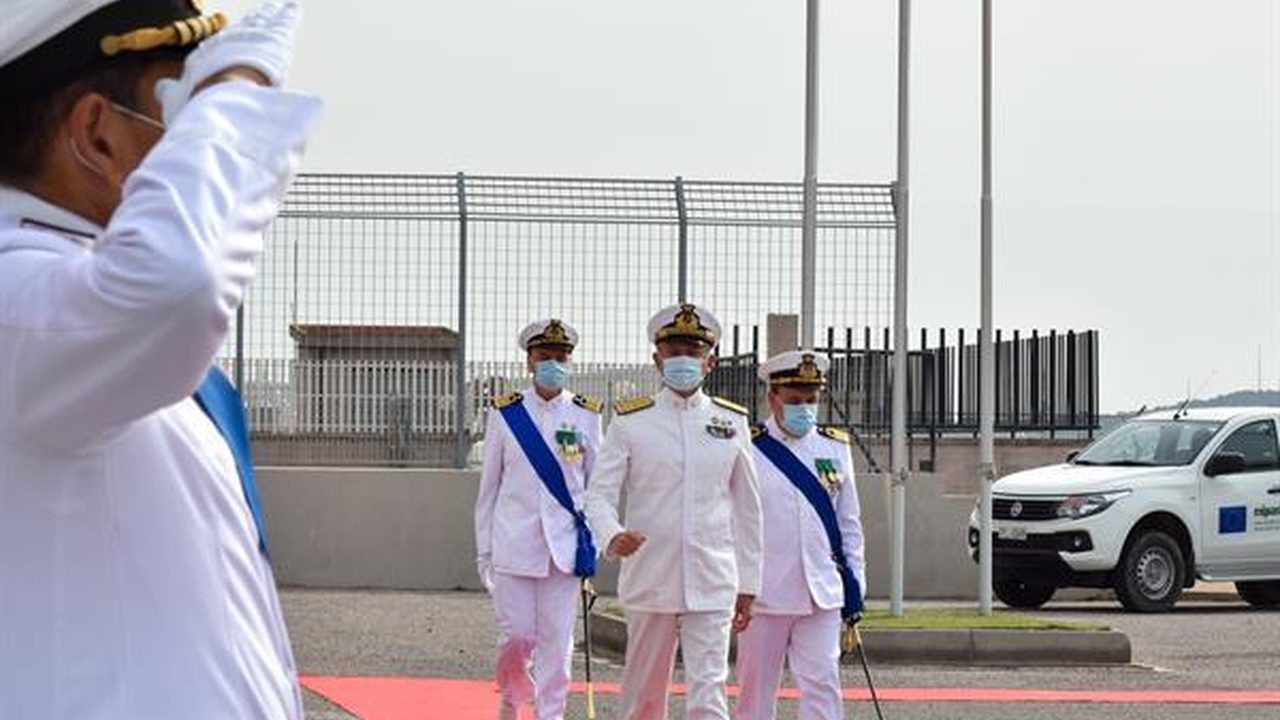 Personale durante una visita in un'area operativa